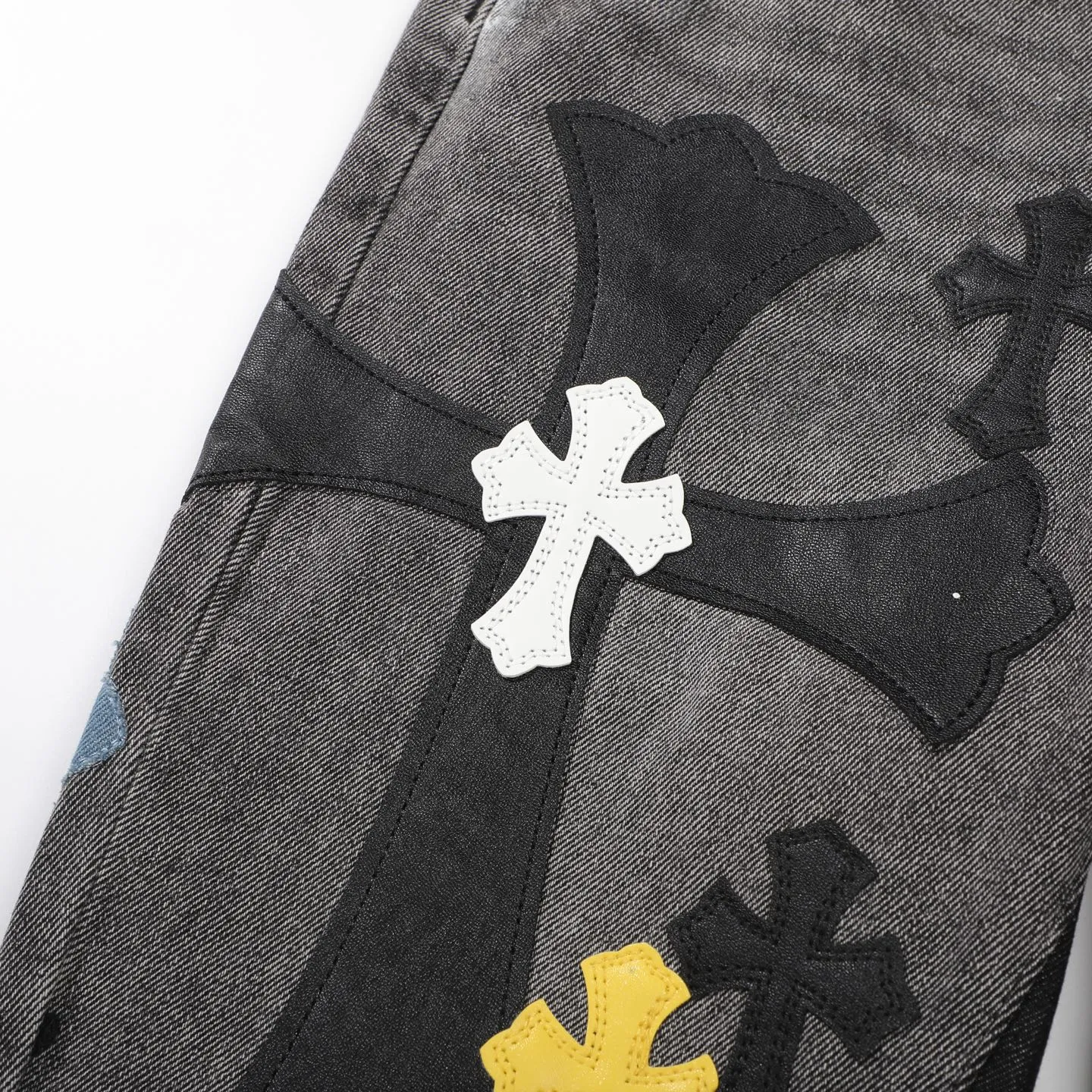 P340 top version GALLERY DEPT & Chrome hearts washed jeans with co-branded blue, yellow, black, white and multi-color stitching. Really restores the ultimate vintage texture. Three-dimensional version. Loose and comfortable, not picky about body shape. Makes taller and slimmer. Factory Seiko. Original factory quality control. Same style for men and women. Can be matched with couples. Versatile recommendation. Must-have jeans for all seasons. Fashionistas have been disappointed. From the quality selection of fabrics, the tailoring of details, and the matching of patterns, they are all impeccable! It is so handsome when worn...men, women, old and young can easily wear it! The craftsmanship is made of heavy-duty washed pure cotton denim fabric. After washing, it is soft and thick and looks very stylish when worn. Color: black Size: 28 30 32 34 36